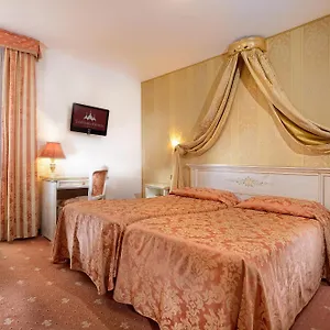 Ambassador Tre Rose Otel